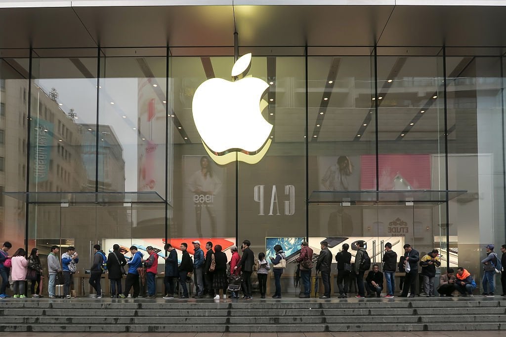 Apple Store en China con clientes esperando