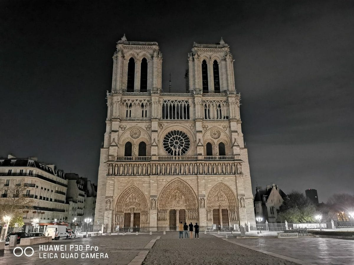 Huawei P30 Pro cámara trasera con modo noche catedral Notre Dame