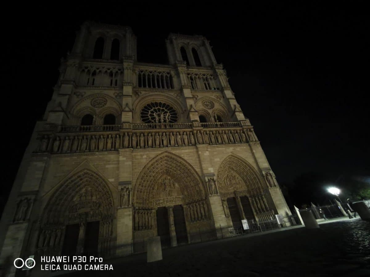Huawei P30 Pro cámara trasera sin modo noche catedral Notre Dame otro angulo