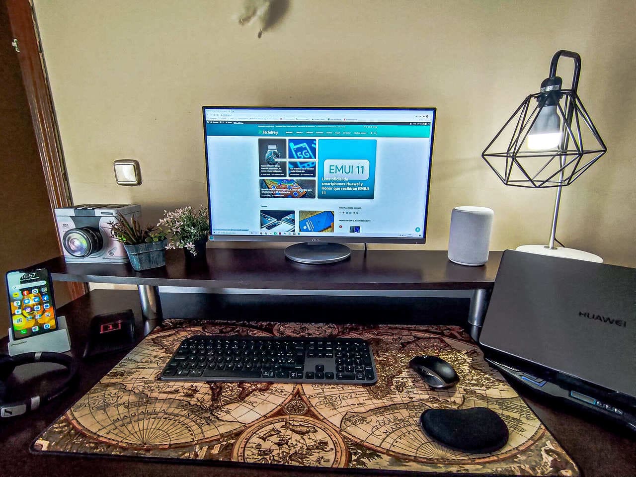 escritorio-zona-lugar-de-trabajo-de-estudio-monitor-ordenador-teclado-raton-alfombrilla-reposamuñecas-smartphone-auriculares