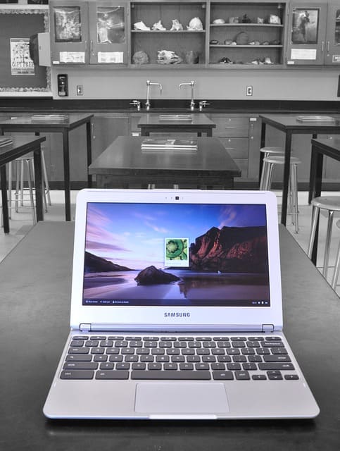 ordenador-portatil-samsung-aula-clase-colegio-instituto